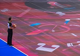 Una árbitro espera el comienzo del partido en una pista totalmente diferente.