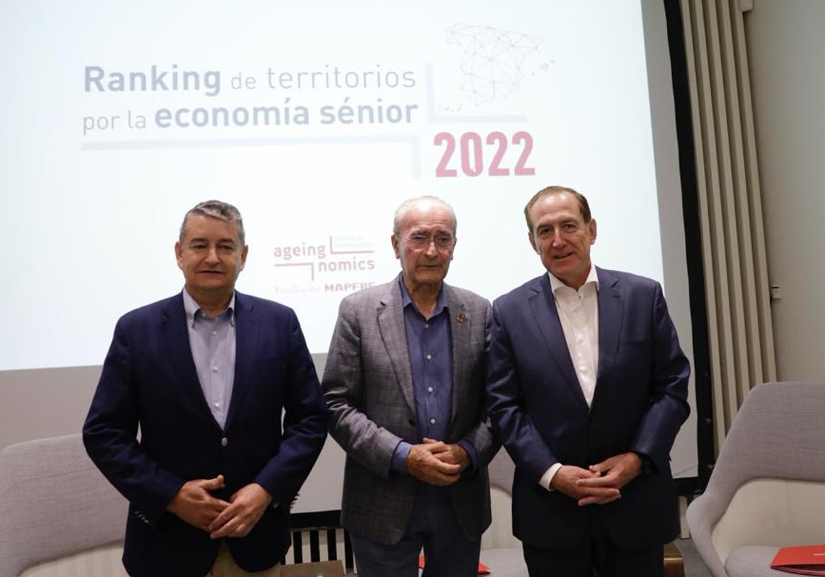 Antonio Sanz, Francisco de la Torre y Antonio Huertas, en la presentación del informe.