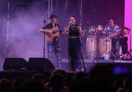 Chambao, grupo estrella de ayer, primera noche de Brisa Festival en La Malagueta.