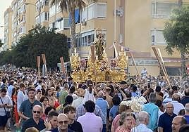 Cientos de personas han acompañado a la Virgen en su recorrido por el barrio.