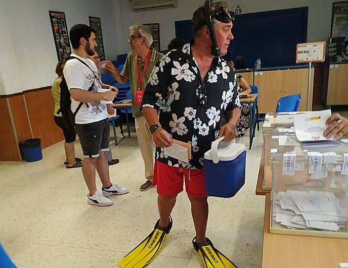 La historia de Jorge, el vecino de Churriana, en Málaga, que ha votado vestido de buzo