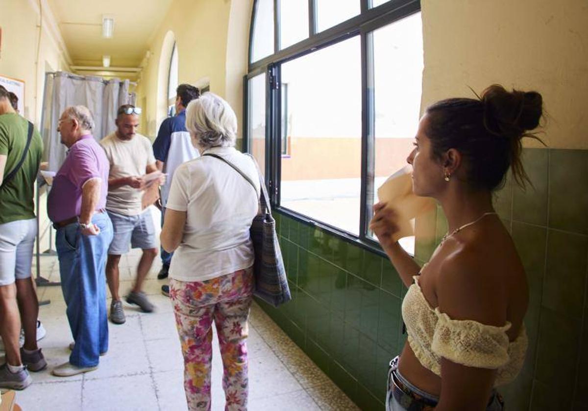 Colas y calor en un colegio electoral hispalense.