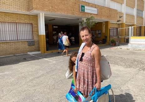 Imagen secundaria 1 - Momentos de la jornada electoral en el colegio Ramón del Valle-Inclán (El Palo), una votante acompañada de su nieta antes de ir a la playa y largas colas y «caos» en el colegio las Adoratrices (Cristo de la Epidemia).