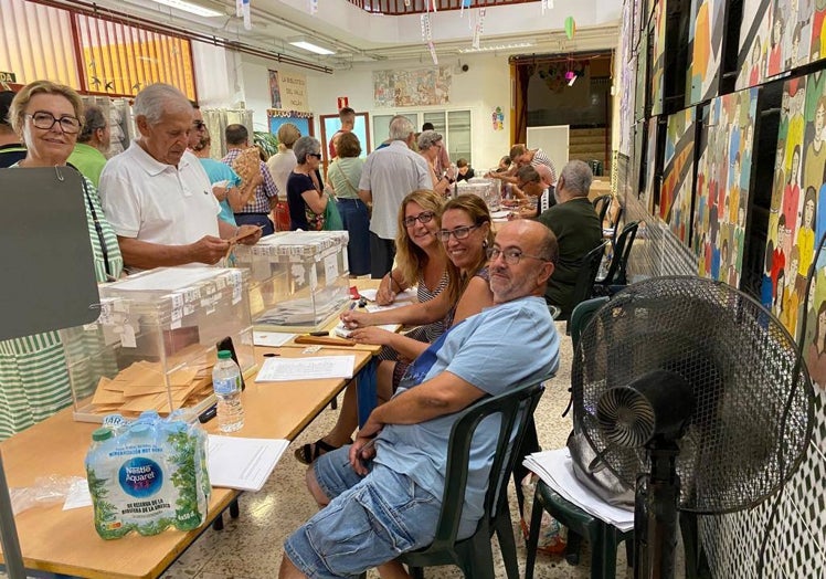 Imagen principal - Momentos de la jornada electoral en el colegio Ramón del Valle-Inclán (El Palo), una votante acompañada de su nieta antes de ir a la playa y largas colas y «caos» en el colegio las Adoratrices (Cristo de la Epidemia).