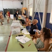 Largas esperas para votar y calor sofocante en algunos colegios electorales de Málaga