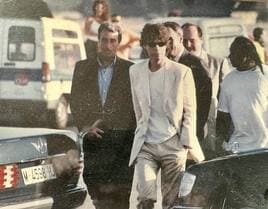 Pese a su mala calidad, esta fotografía tiene un valor documental: Mick`Jagger y Luis Vázquez Alfarache; detrás, Felipe Paramio y el añorado Antonio Garrido Moraga, a la llegada de los Rolling Stones a Málaga.