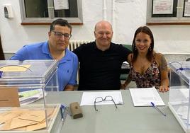 Pepe Mel, en el centro de la imagen, en la mesa electoral junto a otros compañeros convocados.