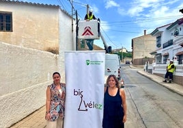 Las ediles Lourdes Piña y Belén Zapata, en la pedanía veleña de El Trapiche.