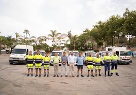 El concejal, junto a técnicos del Ayuntamiento y operarios del servicio de limpieza, muestran la flota de vehículos.