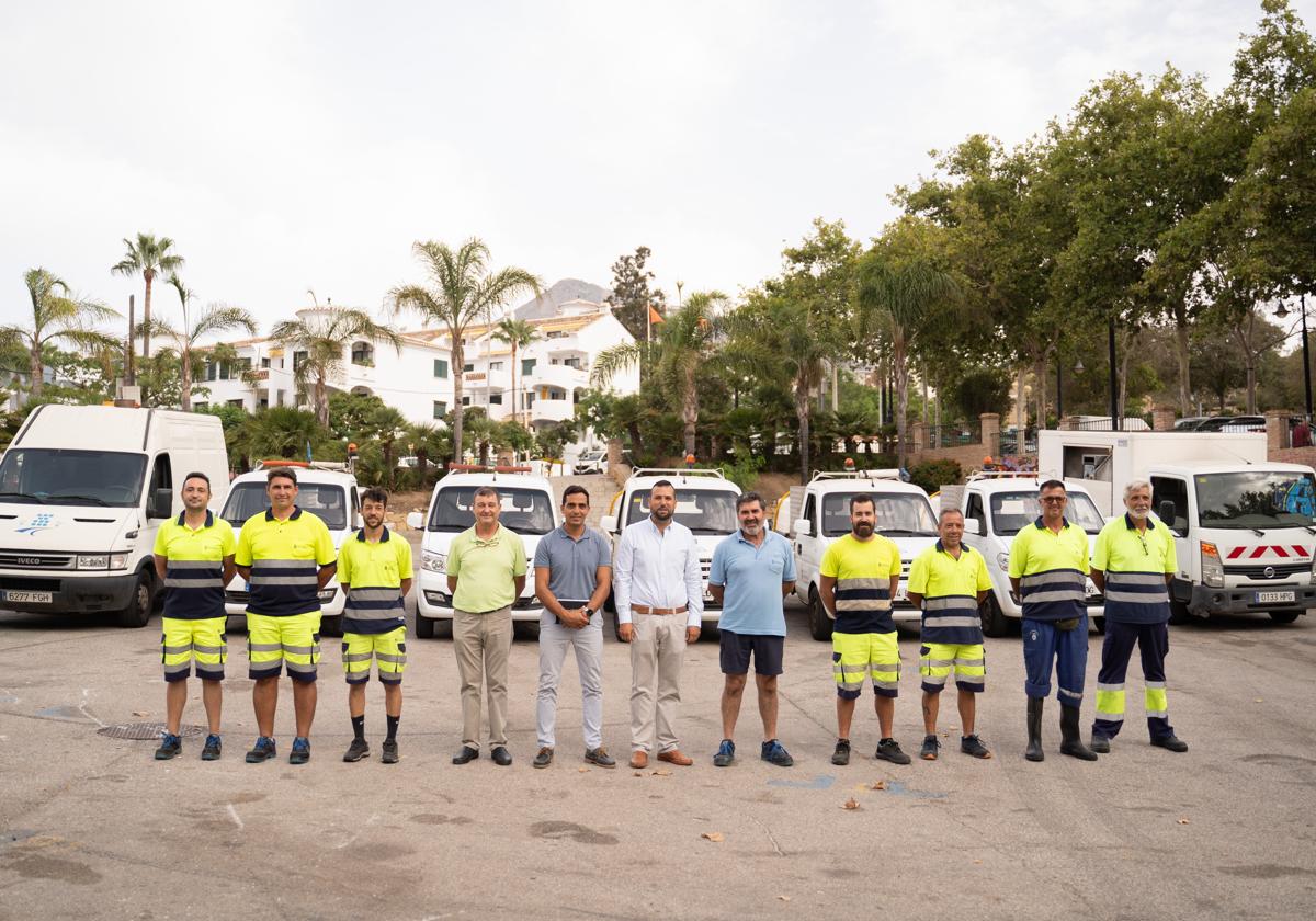 El concejal, junto a técnicos del Ayuntamiento y operarios del servicio de limpieza, muestran la flota de vehículos.