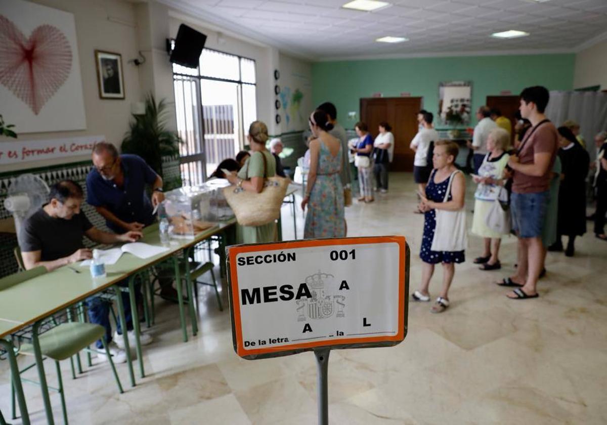 Votaciones en un colegio electoral de Málaga.