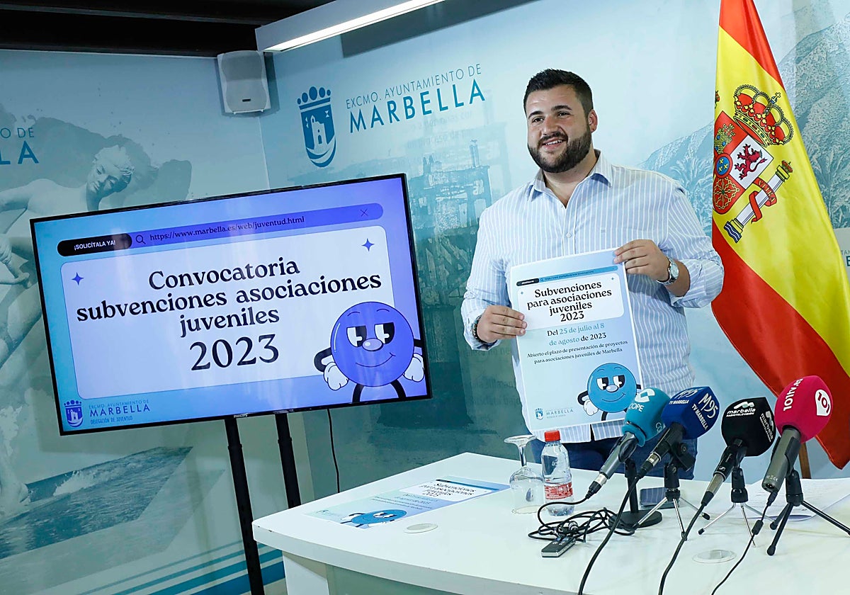 El concejal de Juventud, Alejandro Díaz, presenta la convocatoria de subvenciones.