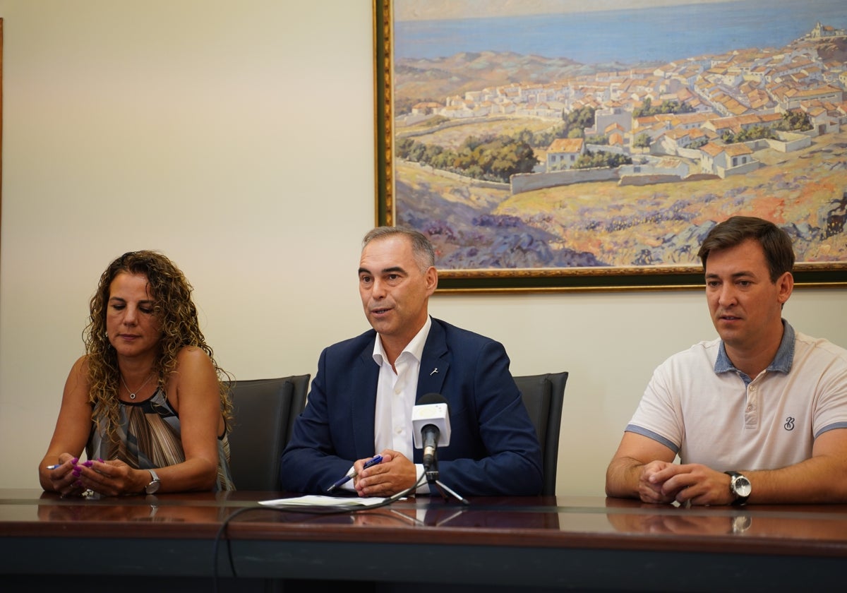 El alcalde, junto a los concejales Yolanda Peña y José Miguel Muriel, en el balance del primer mes de gestión.