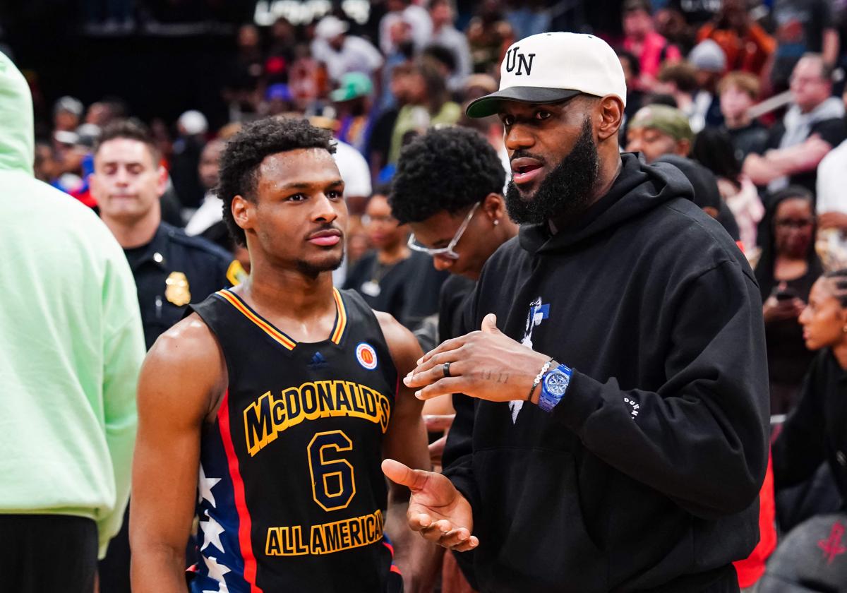 Bronny James, junto a su padre.