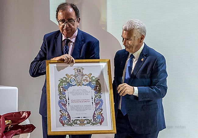 Ramón Varea entregó el diploma conmemorativo a Ángel Luis Ortiz.