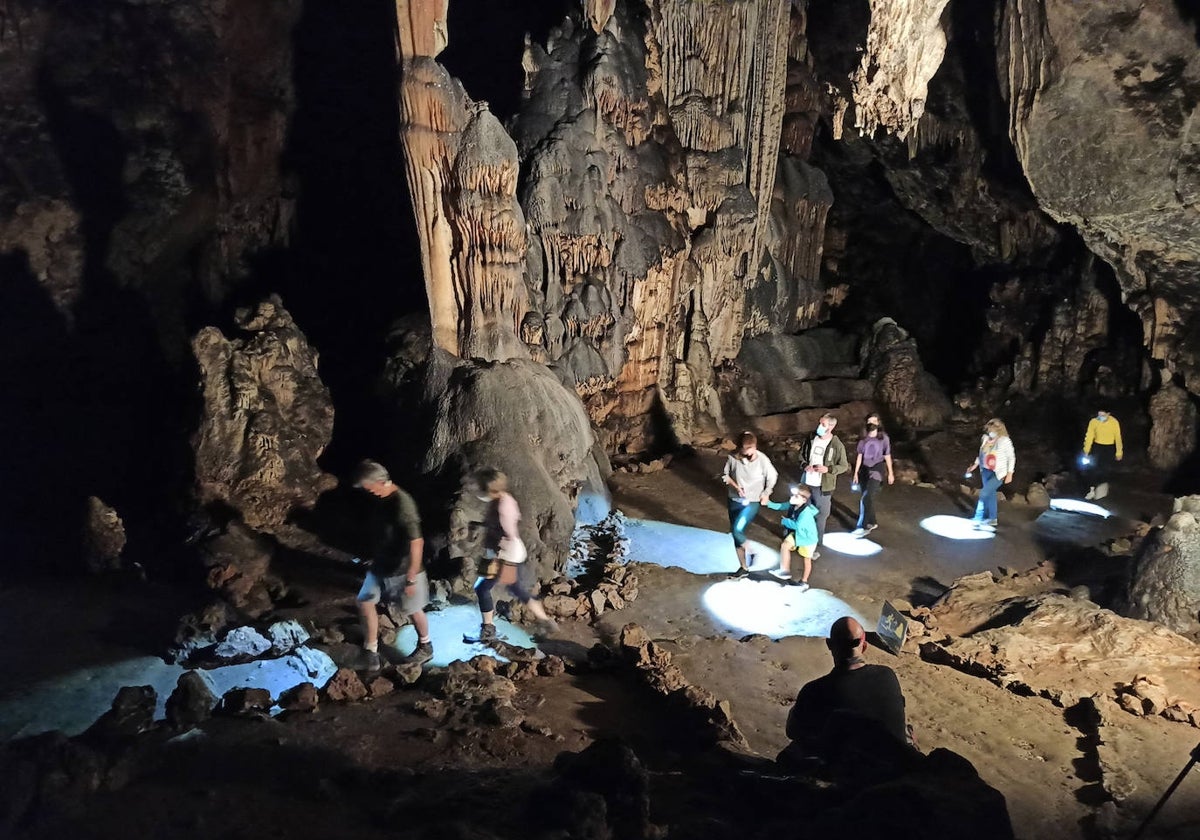 Un grupo en la Sala de las Estrellas de la Cueva de Ardales.