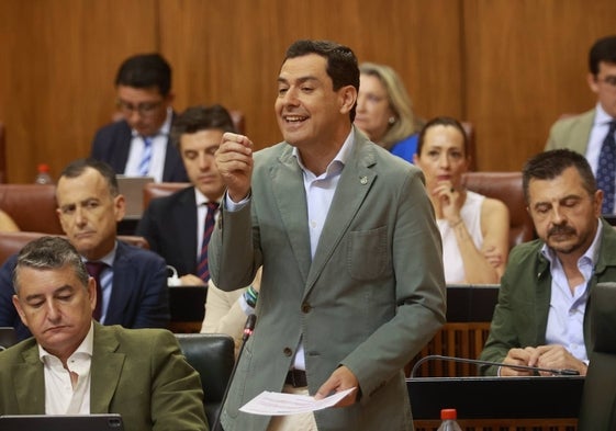 Juanma Moreno, durante su intervención en la sesión de control.