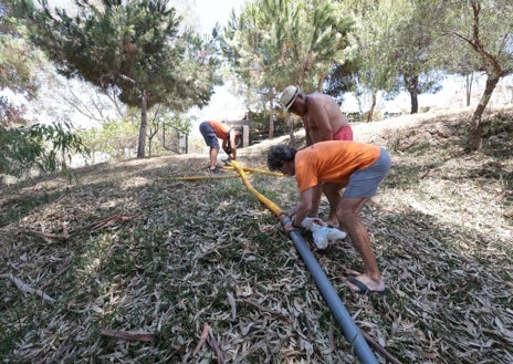 Imagen secundaria 1 - Camiones cuba de empresa malagueñas, prestando servicios este jueves en Vélez-Málaga y Rincón de la Victoria.