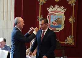 De la Torre le impone la medalla de la Ciudad al concejal socialista Rubén Viruel, que sustituye a la periodista Inmaculada Jabato.