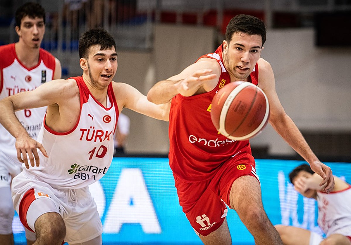 Álvaro Folgueiras trata de hacerse con un balón suelto.