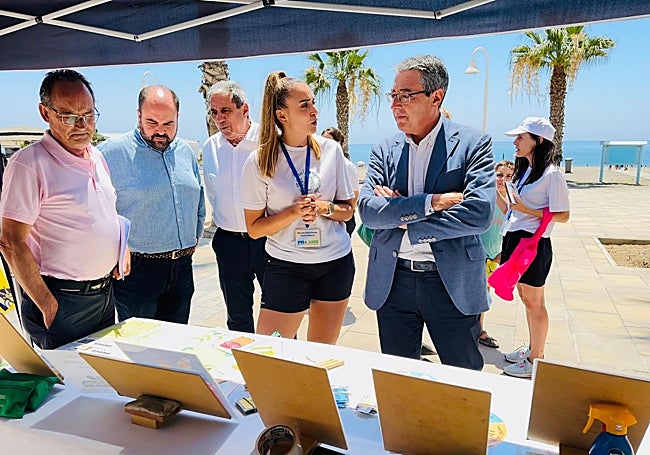 El alcalde y ediles, en la carpa instalada en Rincón de la Victoria.