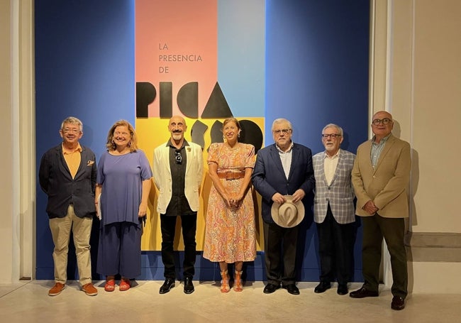 Representantes institucionales y profesionales del mundo del arte, en la inauguración.