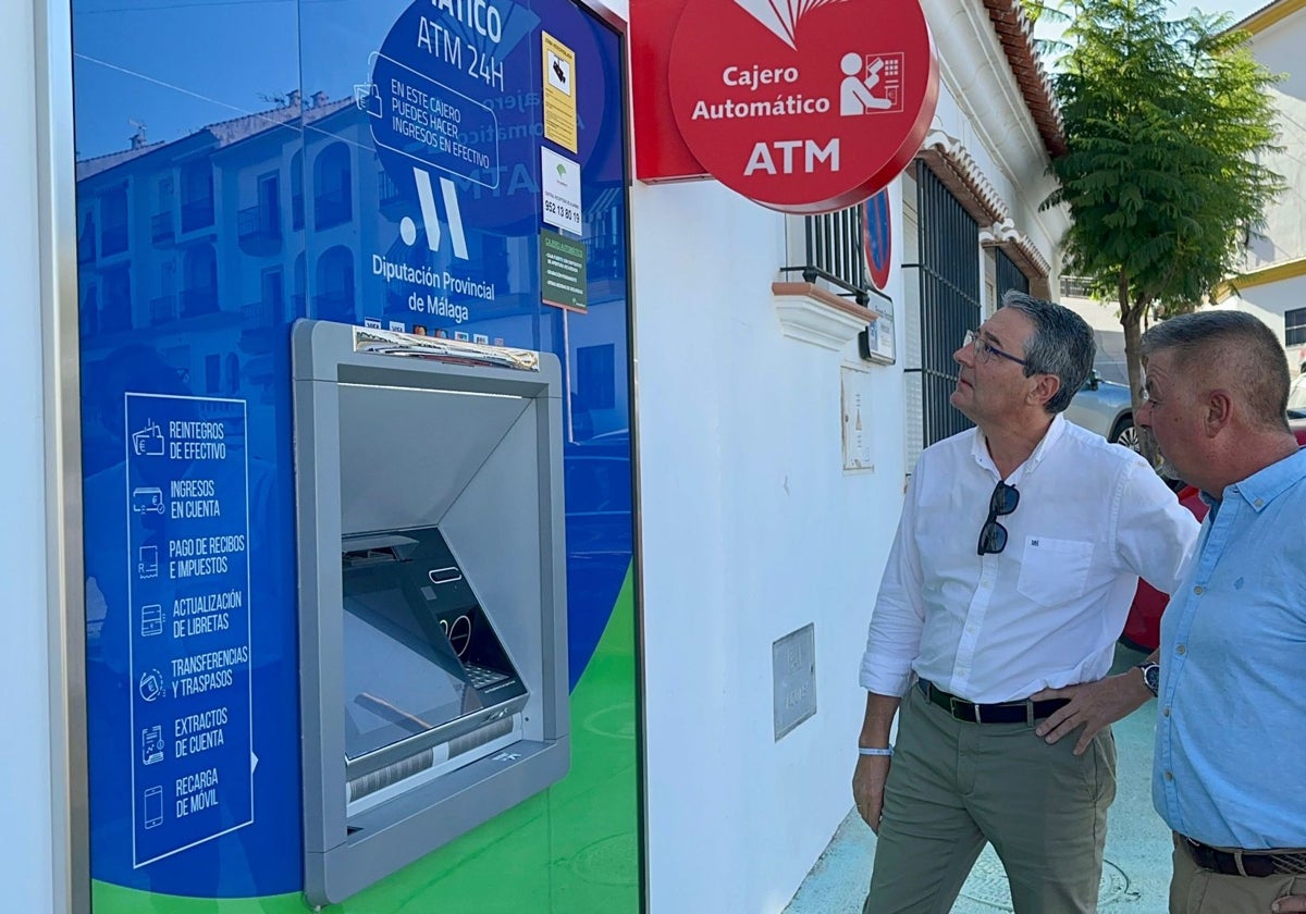 El presidente de la Diputación, Francisco Salado, y el alcalde de Canillas de Albaida, Jorge Martín, este viernes con el nuevo cajero automático.