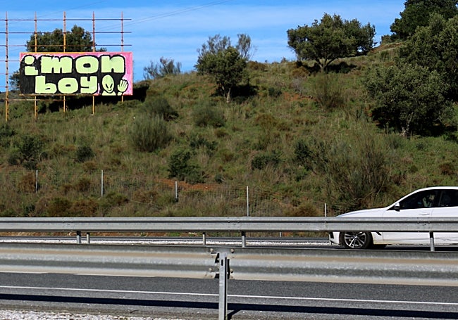 La firma de Imon Boy desde la autovía.