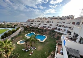 Imagen de una piscina comunitaria en una urbanización de Nerja.