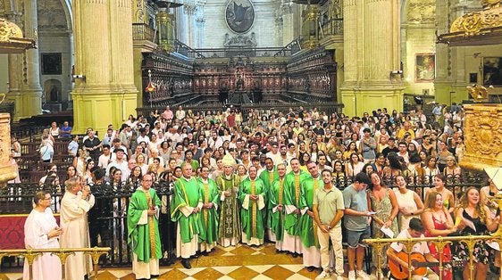 El obispo, Jesús Catalá, presidió en la Catedral la misa de envío de los jóvenes que participarán en la JMJ.