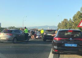 En el accidente se han visto involucrados varios turismos y una motocicleta.