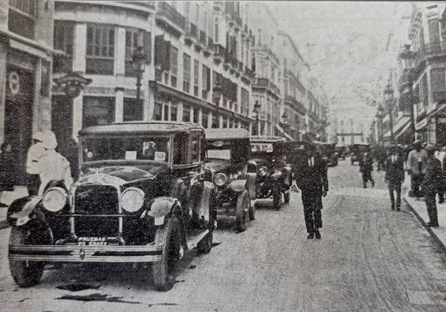 Calle Larios en el año 1928 con los automóviles aparcados en el centro de la vía.