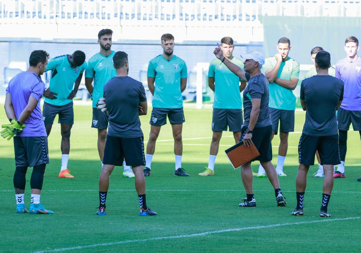 El técnico del Málaga, Sergio Pellicer, da una charla a los jugadores en un entrenamiento reciente en La Rosaleda.