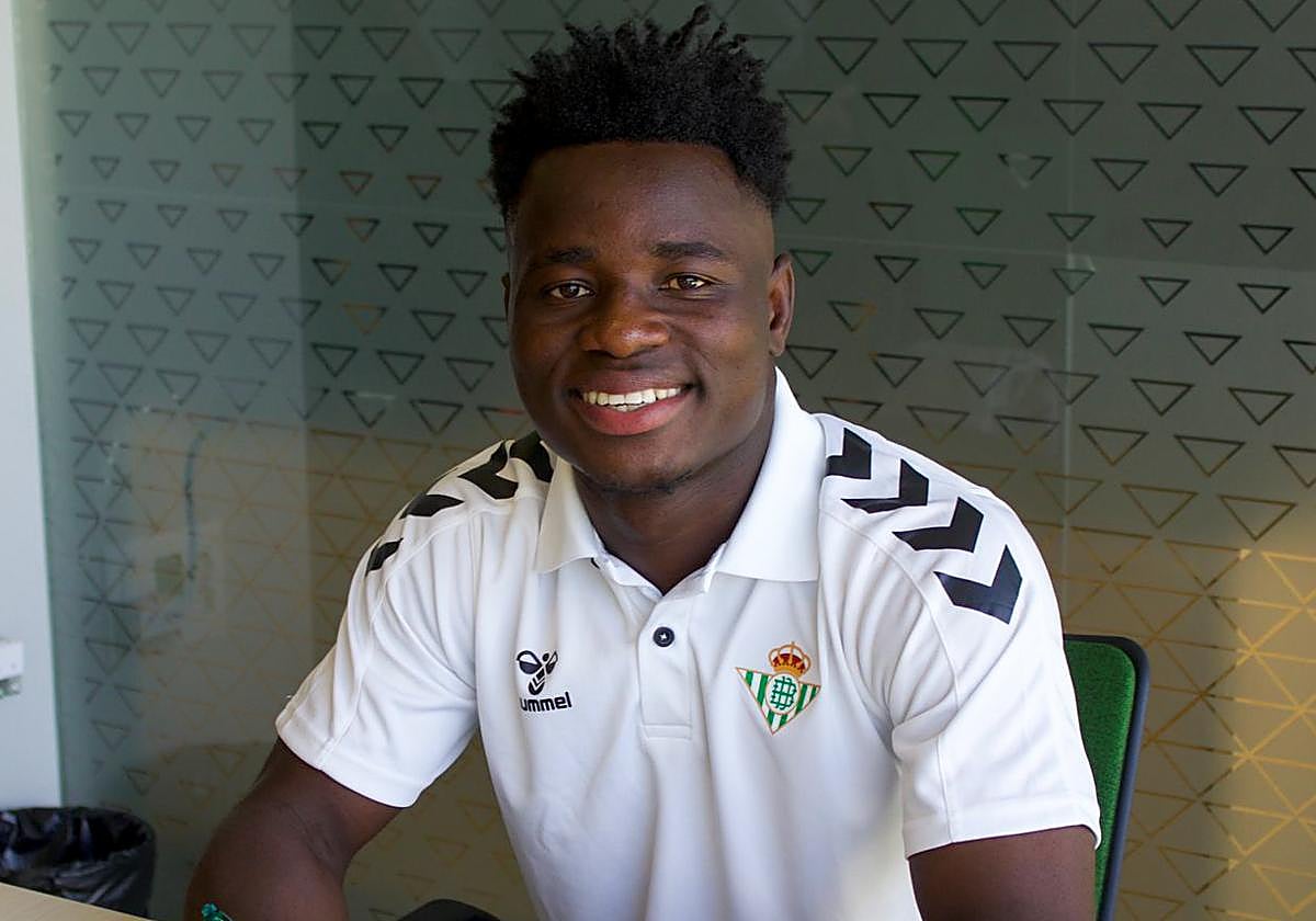 Mawuli Mensah durante la firma de su nuevo contrato como jugador del filial del Betis.