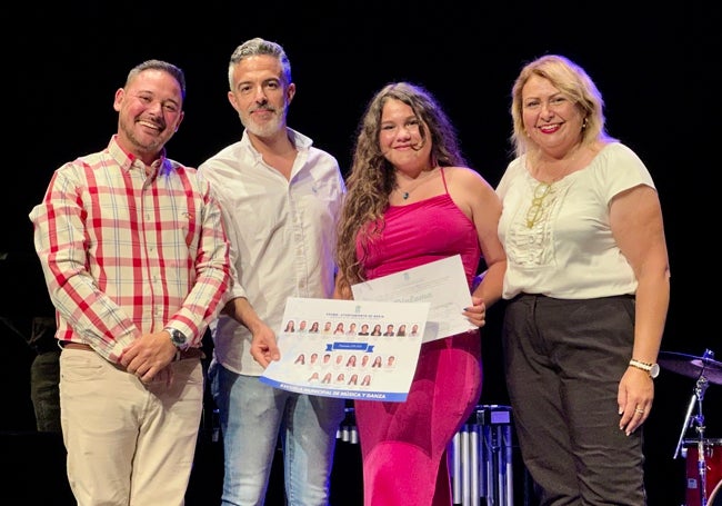 Docentes y alumnos de la escuela, en la entrega de galardones.