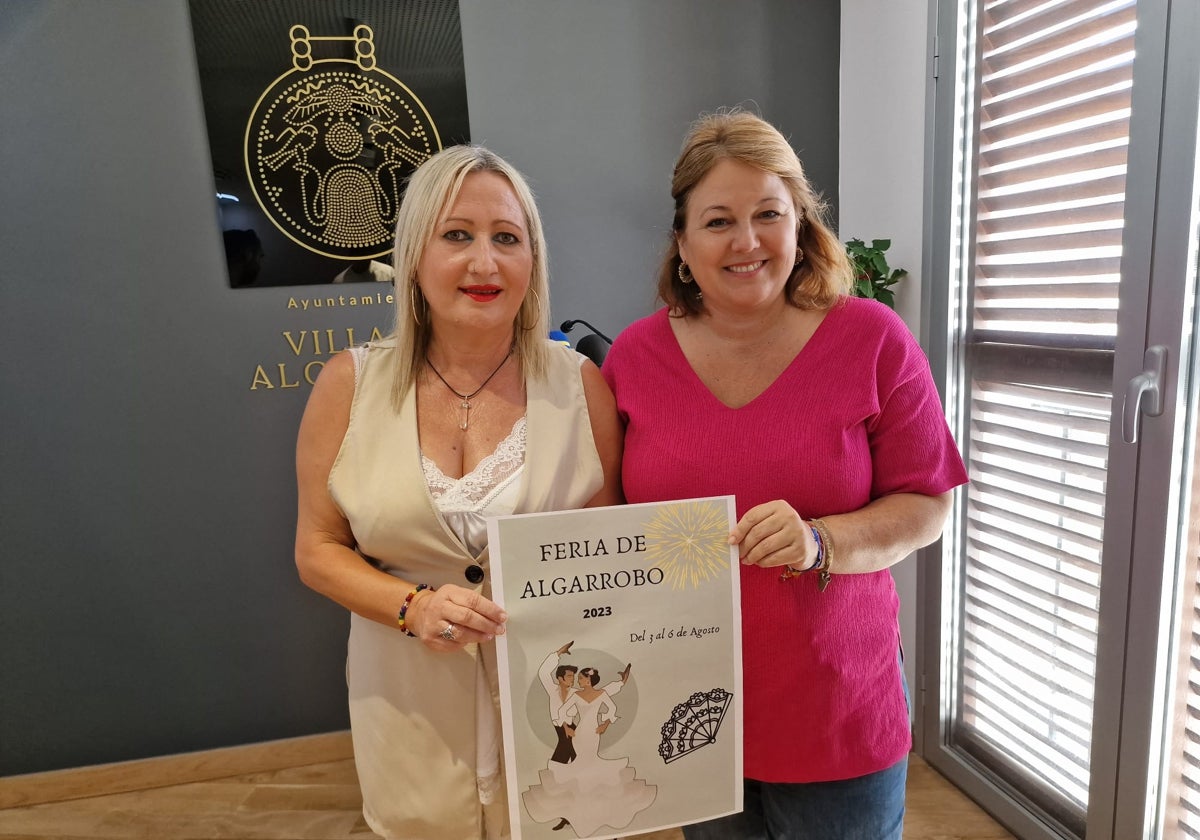 La concejala de Ferias y Fiestas, María Victoria Segovia, y la alcaldesa de Algarrobo, Natacha Rivas, con el cartel de los festejos que arrancan este próximo jueves.