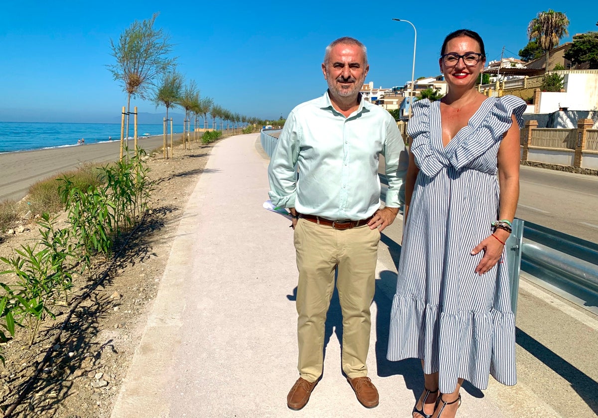 Los ediles Jesús María Claros y Rocío Ruiz, en el nuevo tramo de la Senda Litoral.