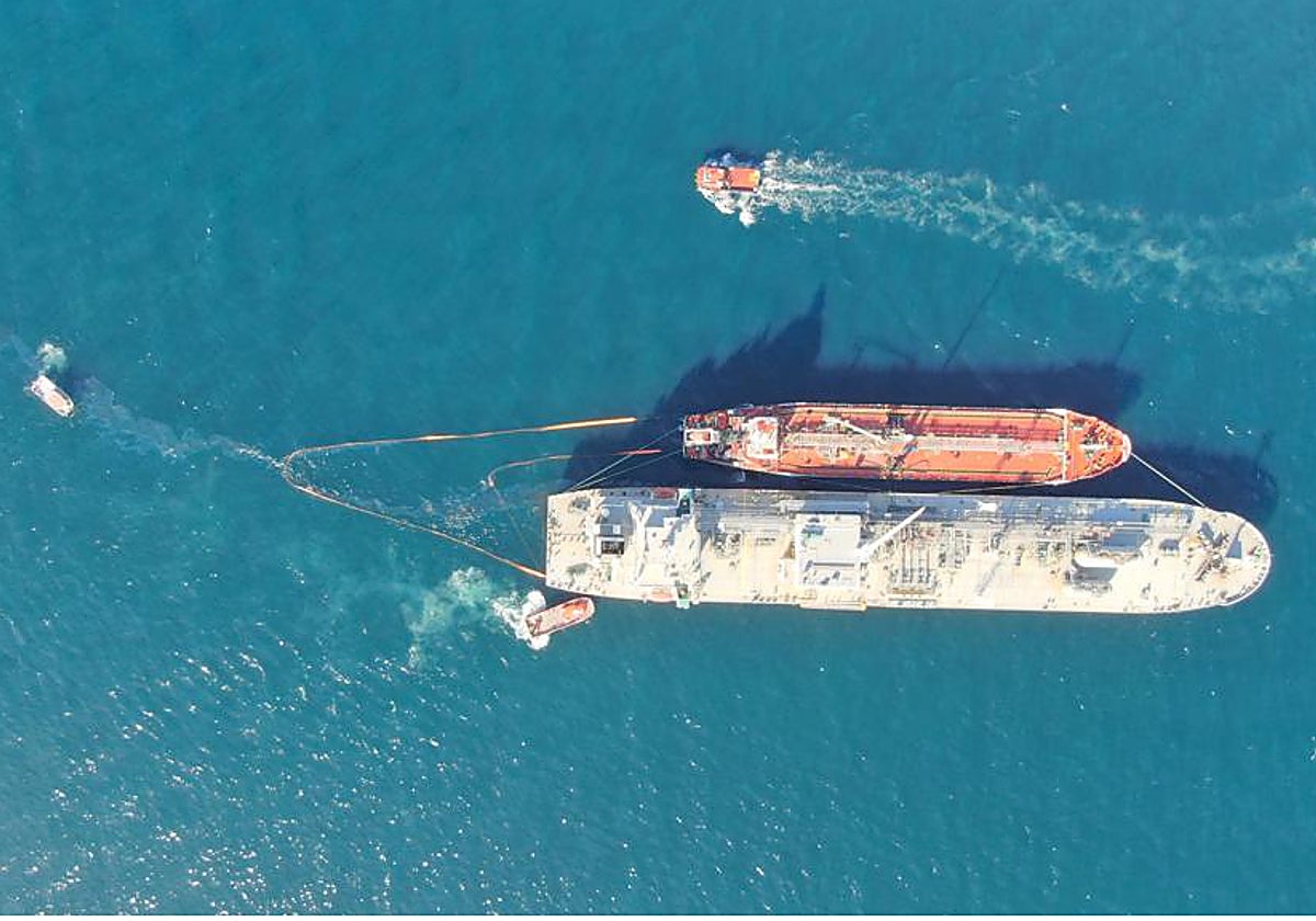 Embarcaciones implicadas en el vertido en una imagen distribuida por el gobierno de Gibraltar