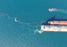 Embarcaciones implicadas en el vertido en una imagen distribuida por el gobierno de Gibraltar