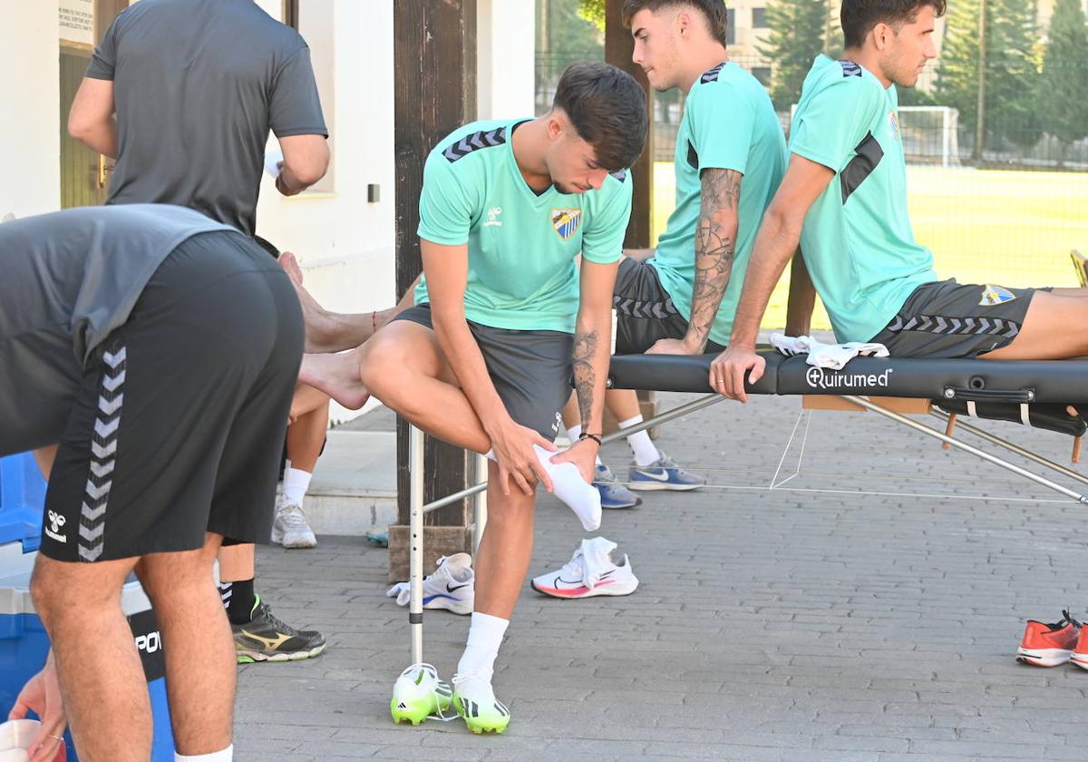 Larrubia se pone las botas para el entrenamiento de este martes con el Málaga en Benahavís.