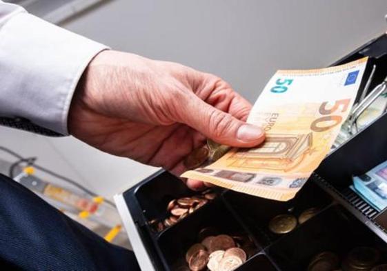 Vacaciones en el extranjero: ¿es mejor pagar con tarjeta o con dinero en efectivo?