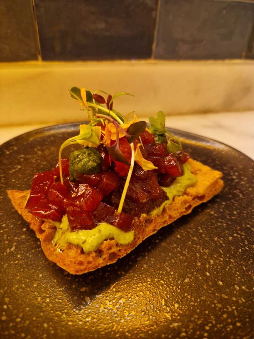 La Tosta de atún: una tapa veraniega en La Barra de Doña Inés