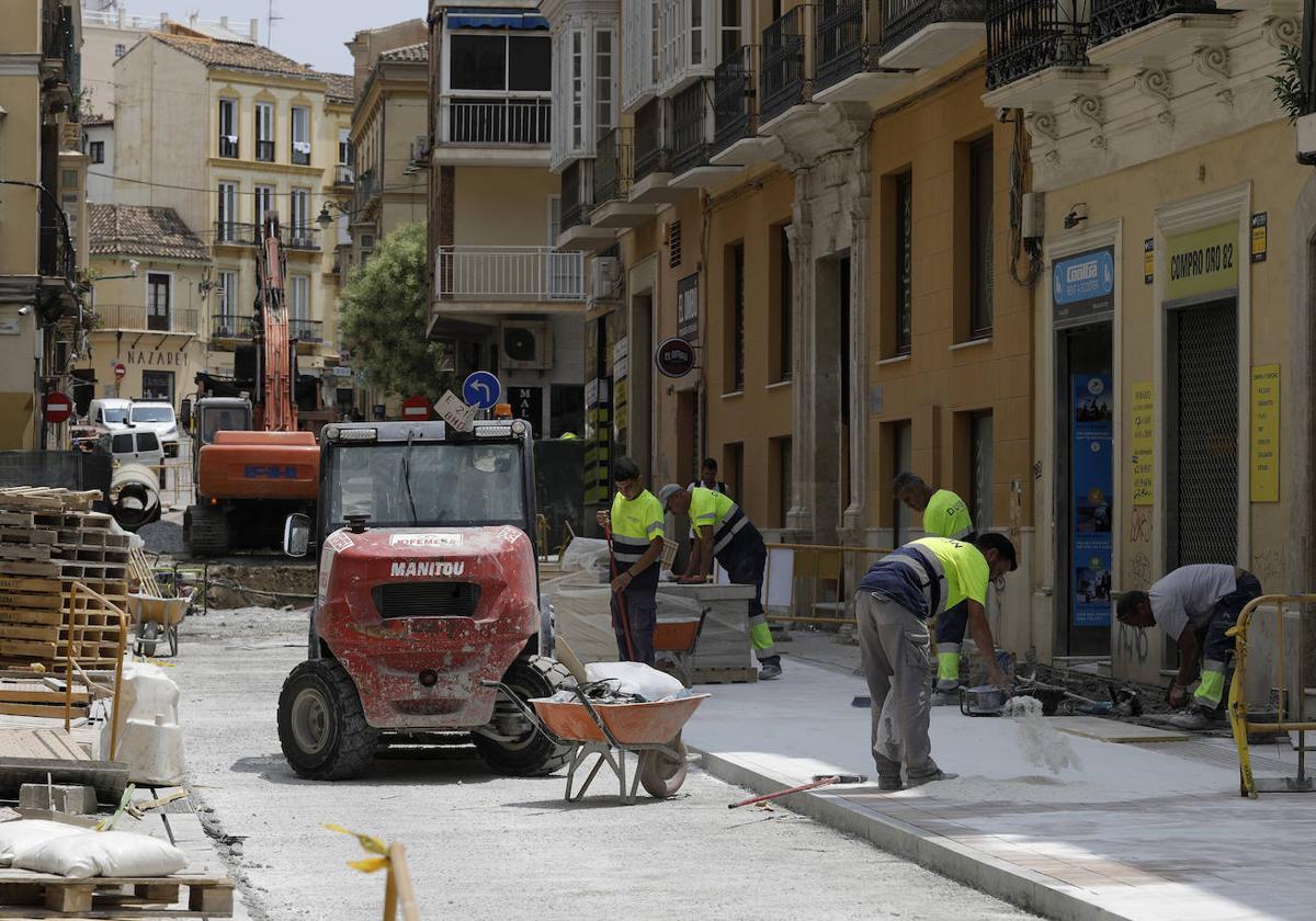 Trabajadores en una obra de Málaga este verano.