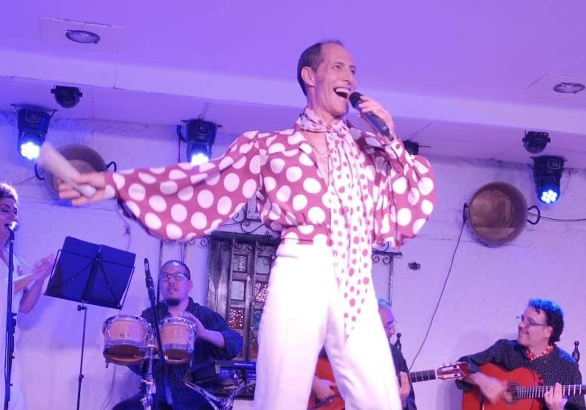 El actor y cantante malagueño Manuel Bandera es el protagonista del espectáculo 'A Rumba Abierta'.