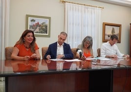 El alcalde, junto a parte de su equipo de Gobierno, informando sobre los Edusi.