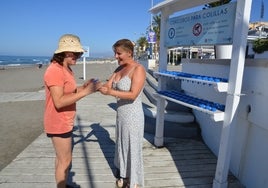 La concejala de Playas, Vanessa López, entregando uno de los ceniceros.