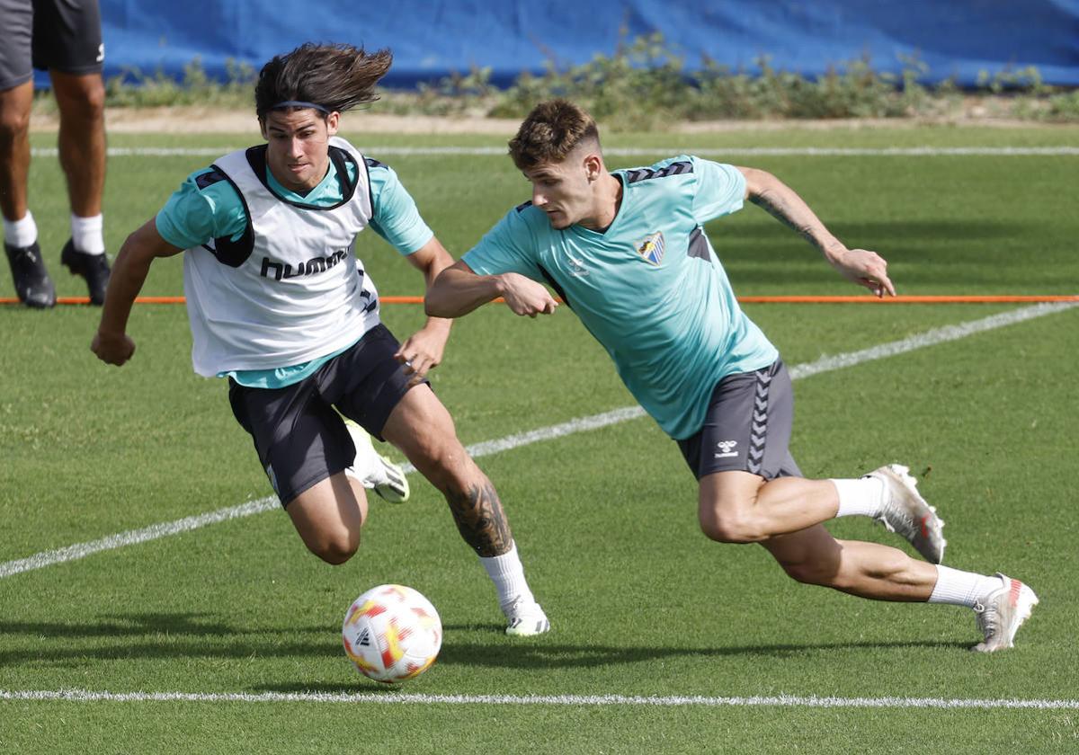 Álex Calvo (i) y Cristian, juntos en un entrenamiento reciente de la pretemporada del Málaga.