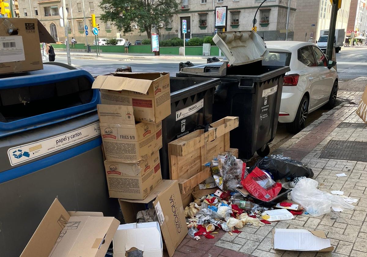 Calle Santa Elena, llena de basura.