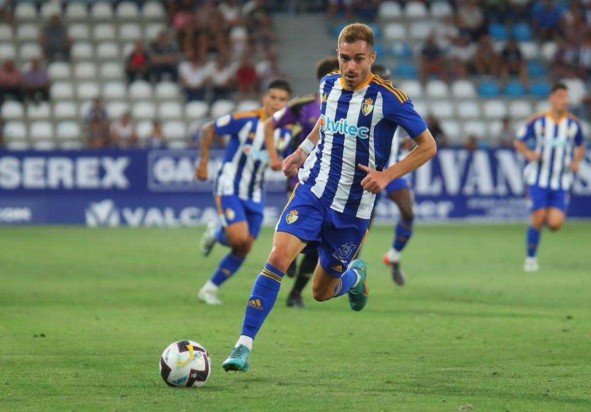 Juan Hernández, en un partido durante su etapa como jugador de la Ponferradina.