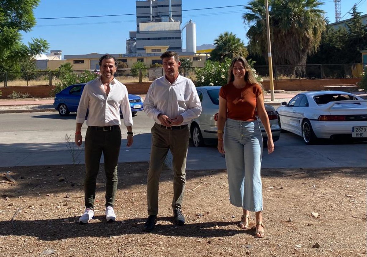 Julio Cañete, Antonio Alcázar y Yolanda Gómez, ayer en el polígono industrial Guadalhorce.